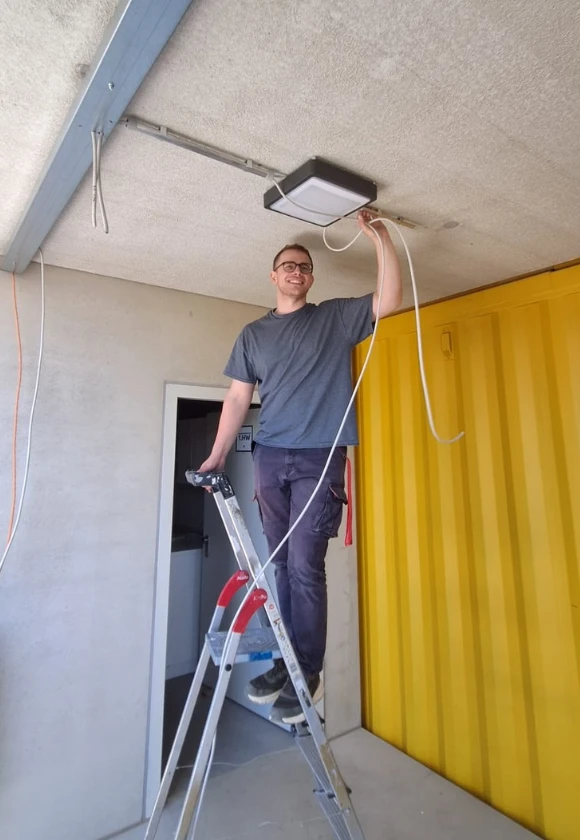 Elektro-Kollege auf der Baustelle