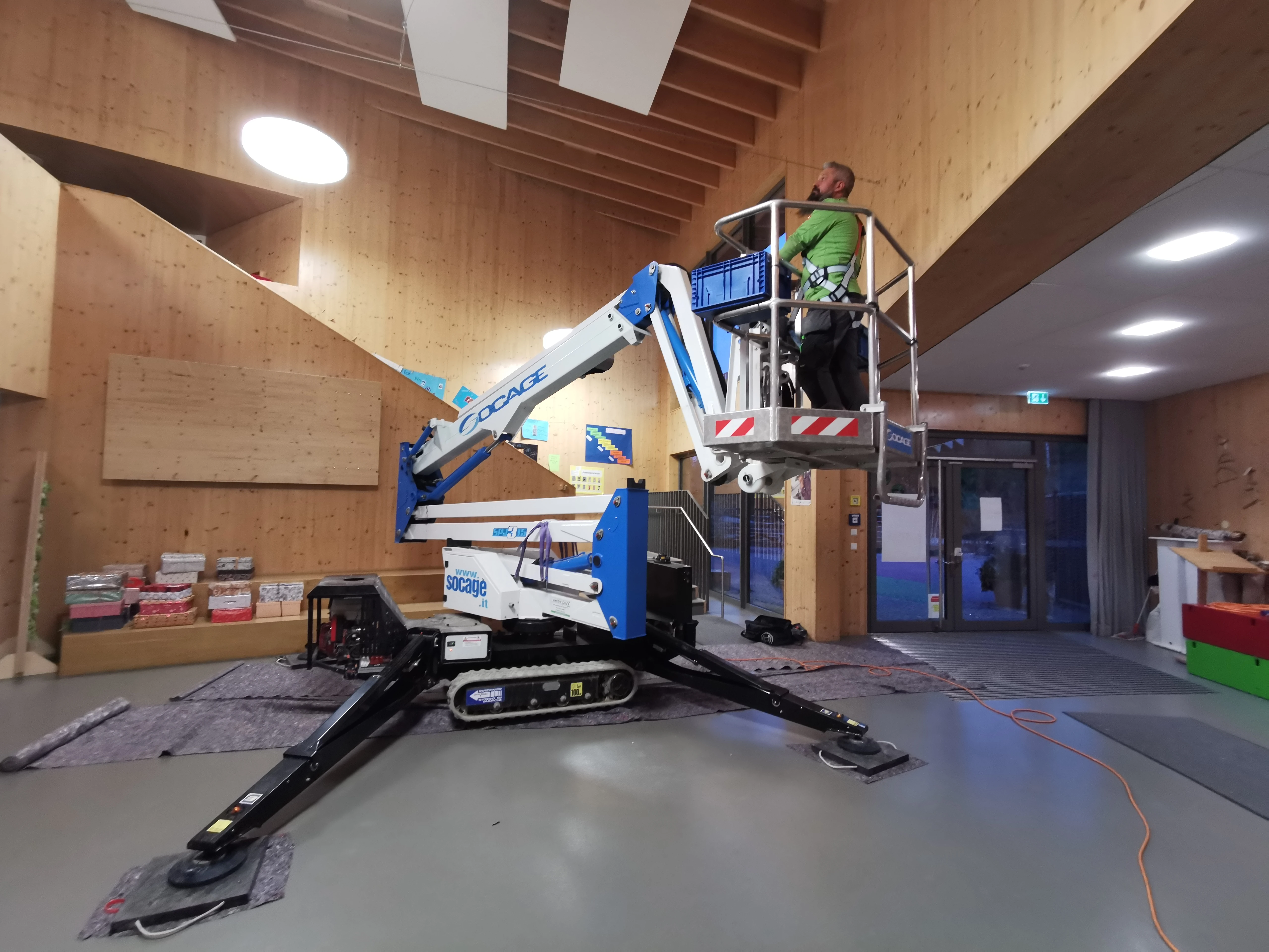 Arbeiten in einer Schul-Aula mit unserer Arbeitsbühne