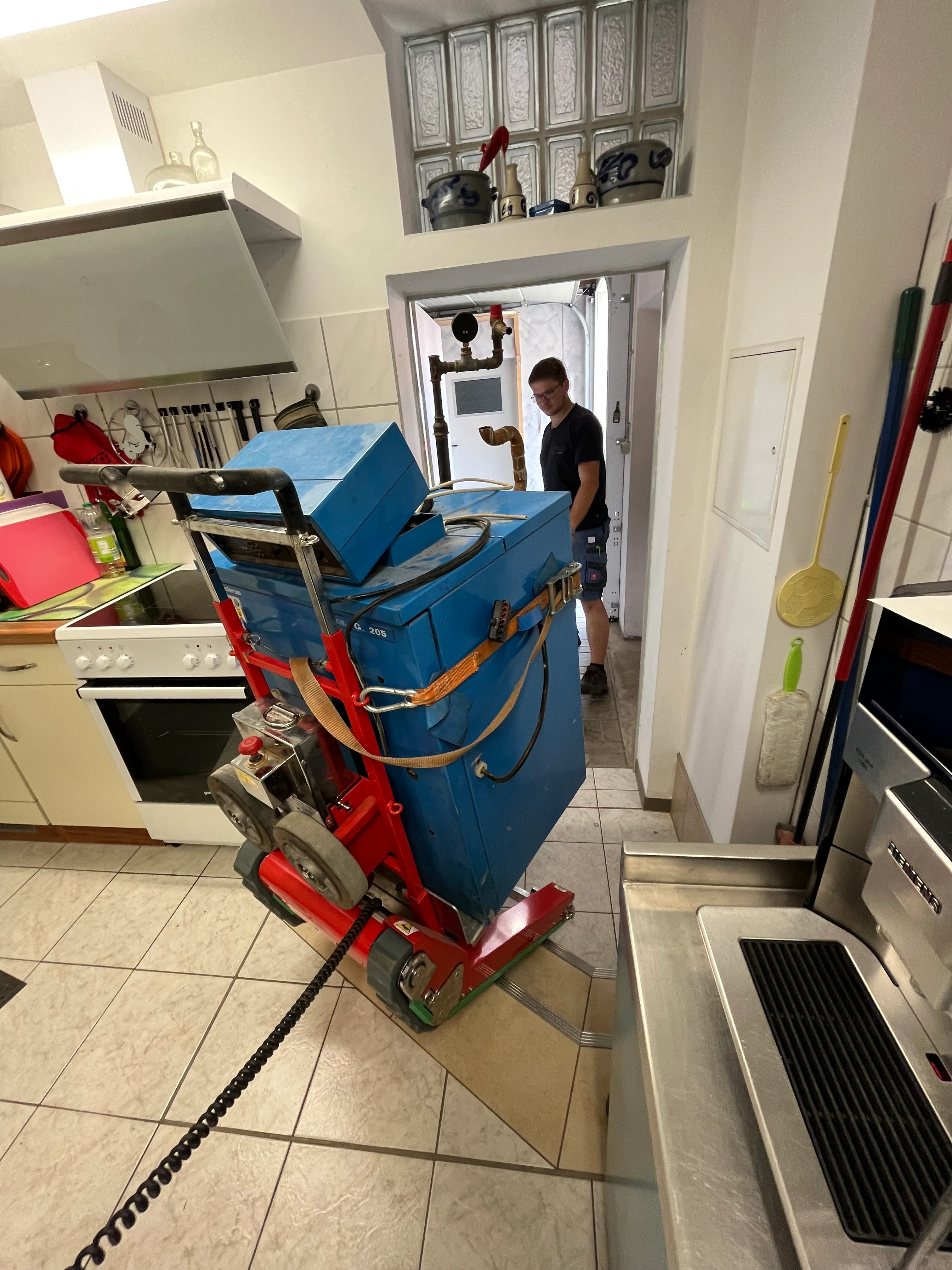 Demontage und Abtransport eines defekten Heizölkessels mithilfe unseres Treppensteigers.