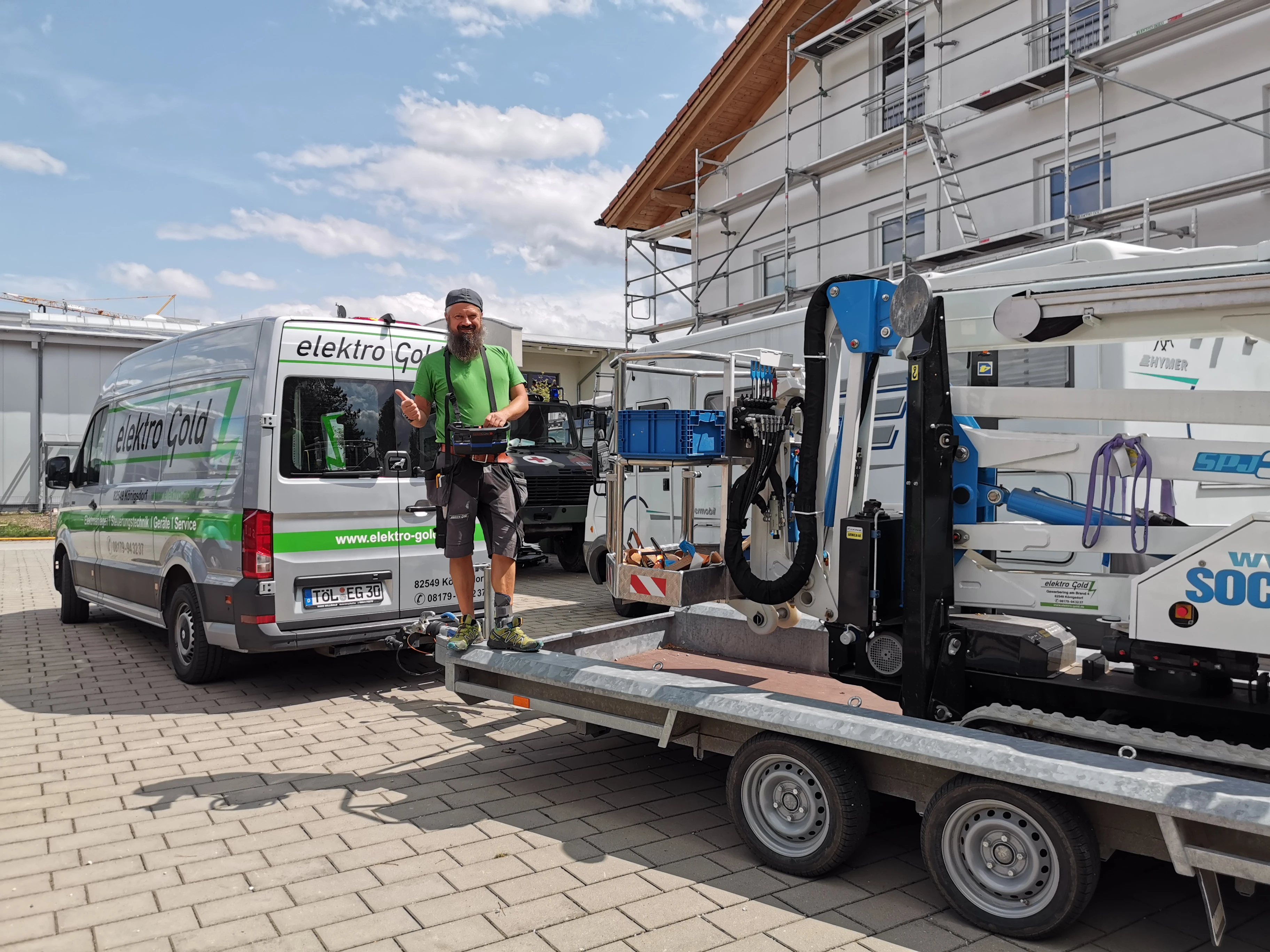 Mit der Arbeitsbühne zum Einsatz
