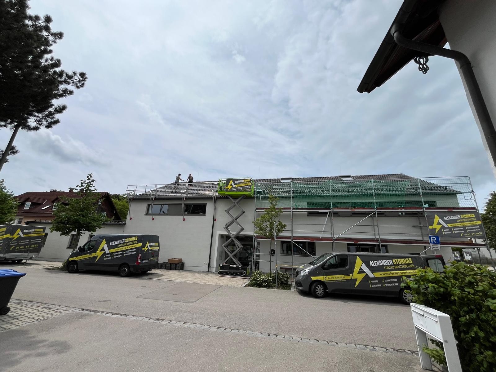 PV-Montage mit eigenem Gerüst und Hebebühne