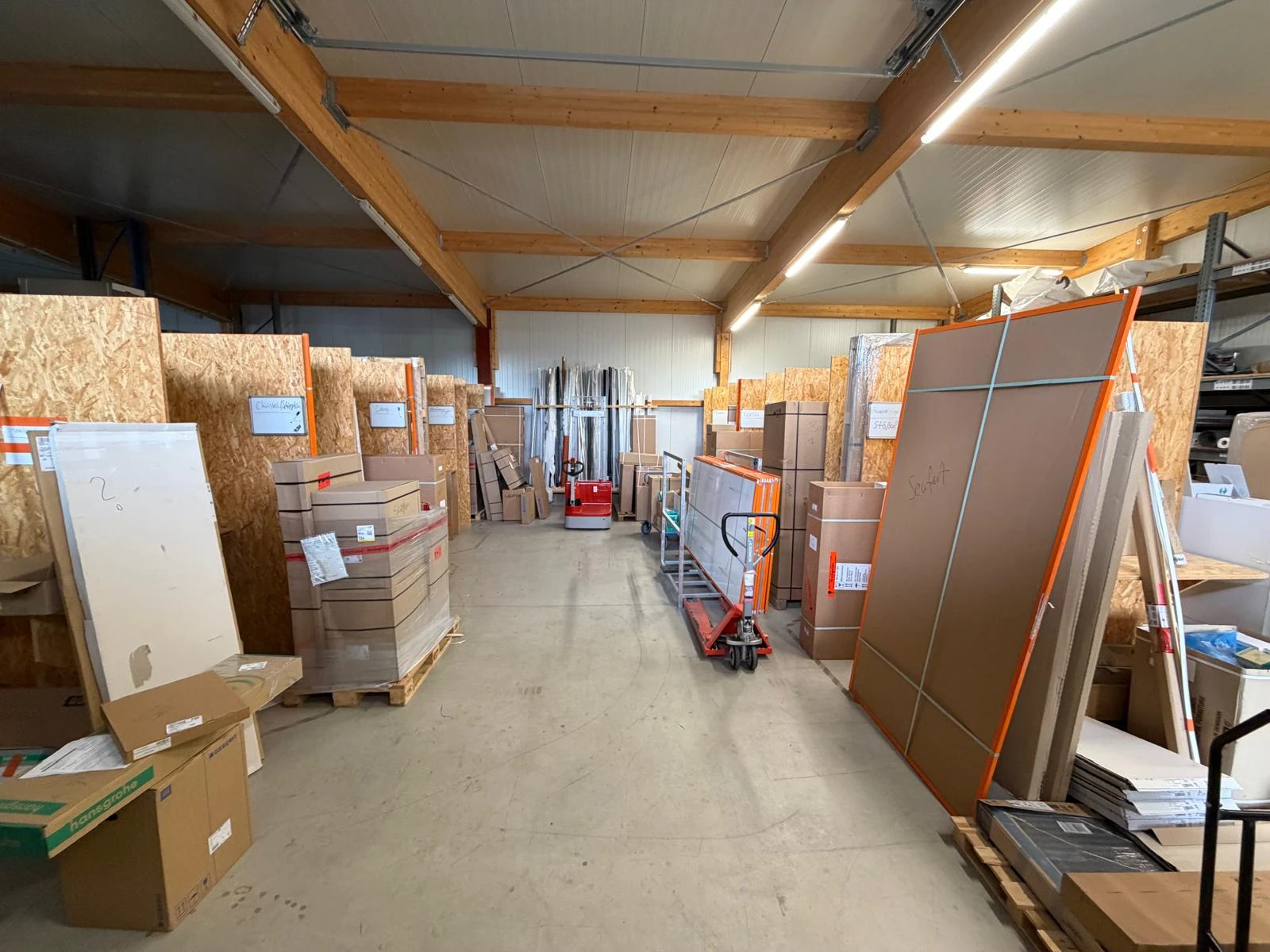Lagerhalle mit Buchten für die Kundenprojekte