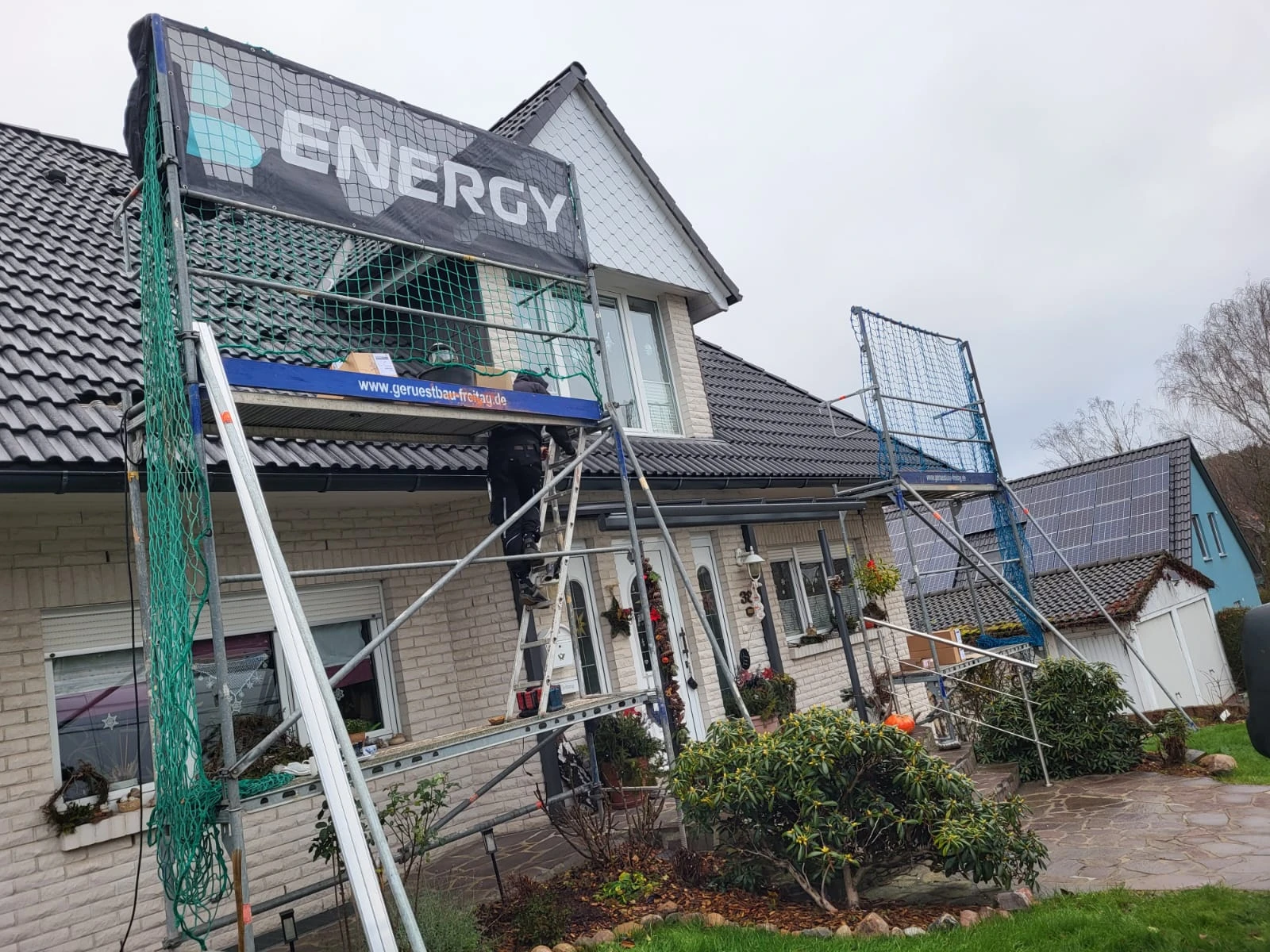 PV Installation mit eigenem Gerüst
