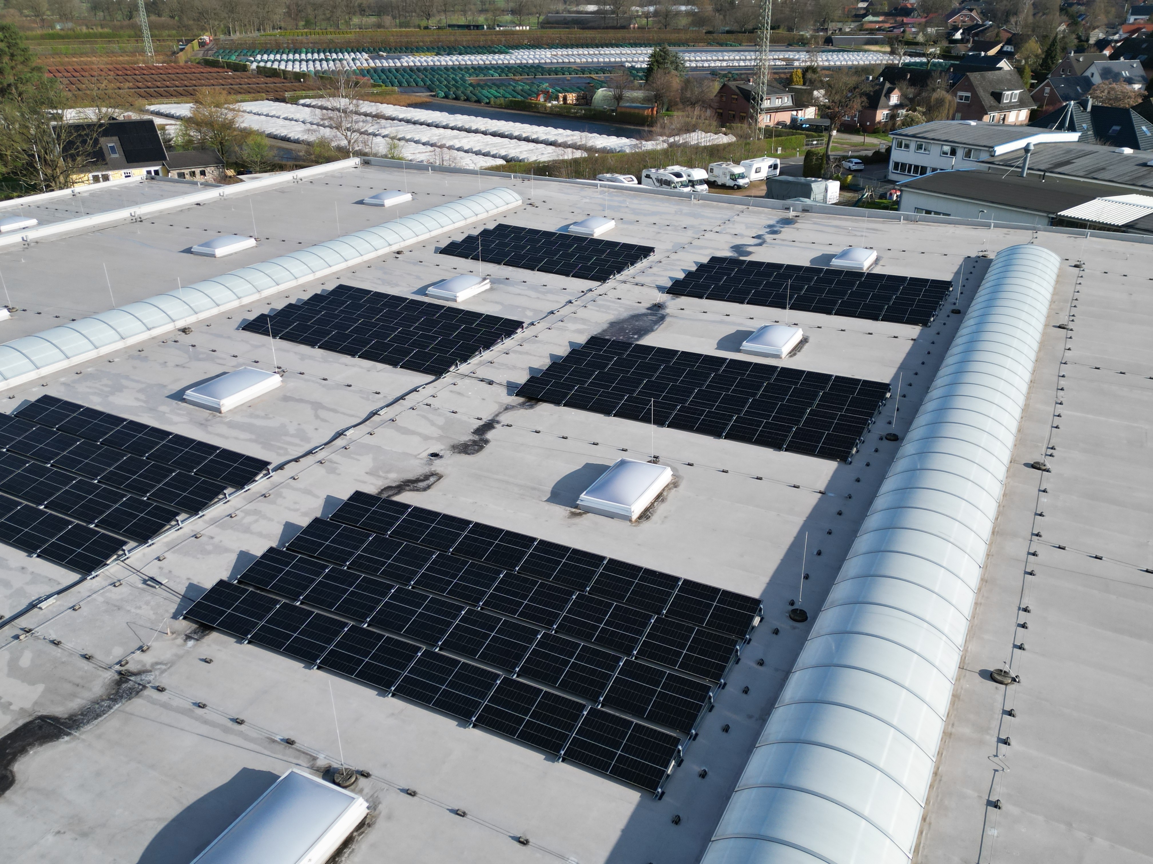 PV-Installation mit Speicher & Ladeinfrastruktur bei Conzen Konsmetik GmbH