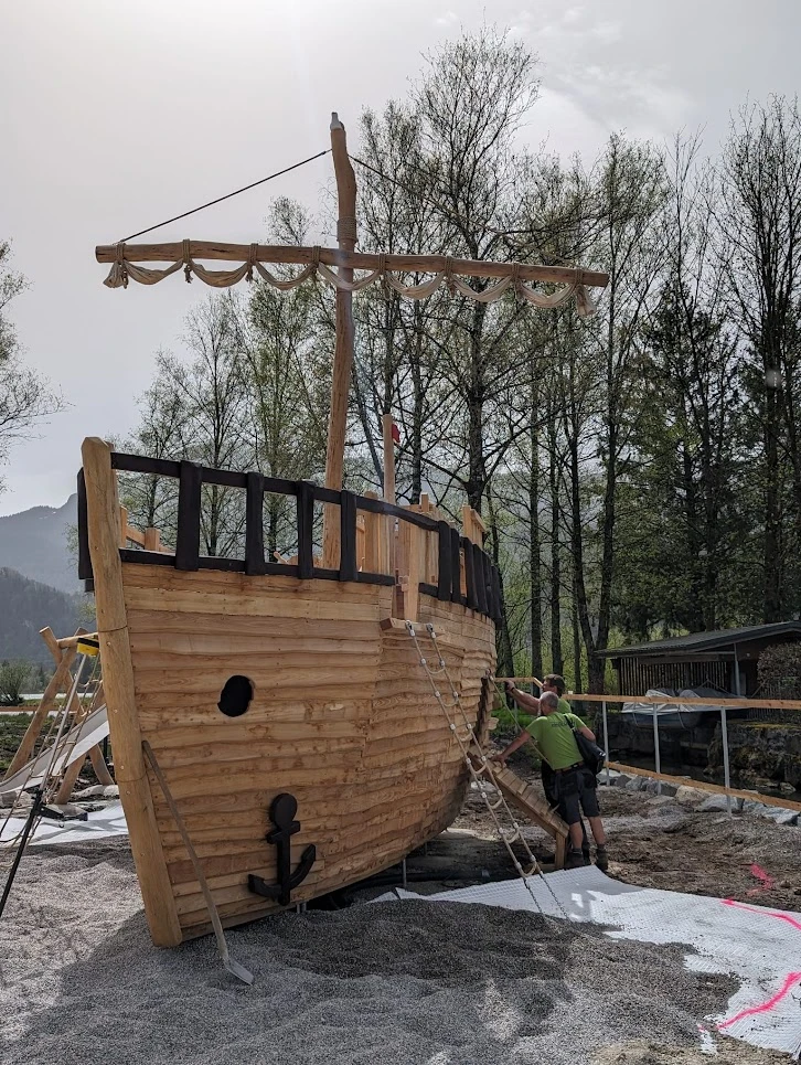 Piratenschiff mit Beleuchtung an einem Spielplatz