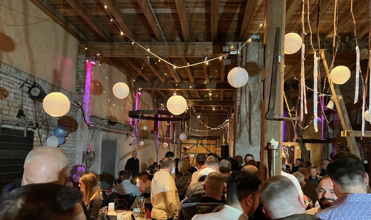 Unsere legendäre, jährliche Weihnachtsfeier. Ein Abend, der uns näher zusammenbringt.