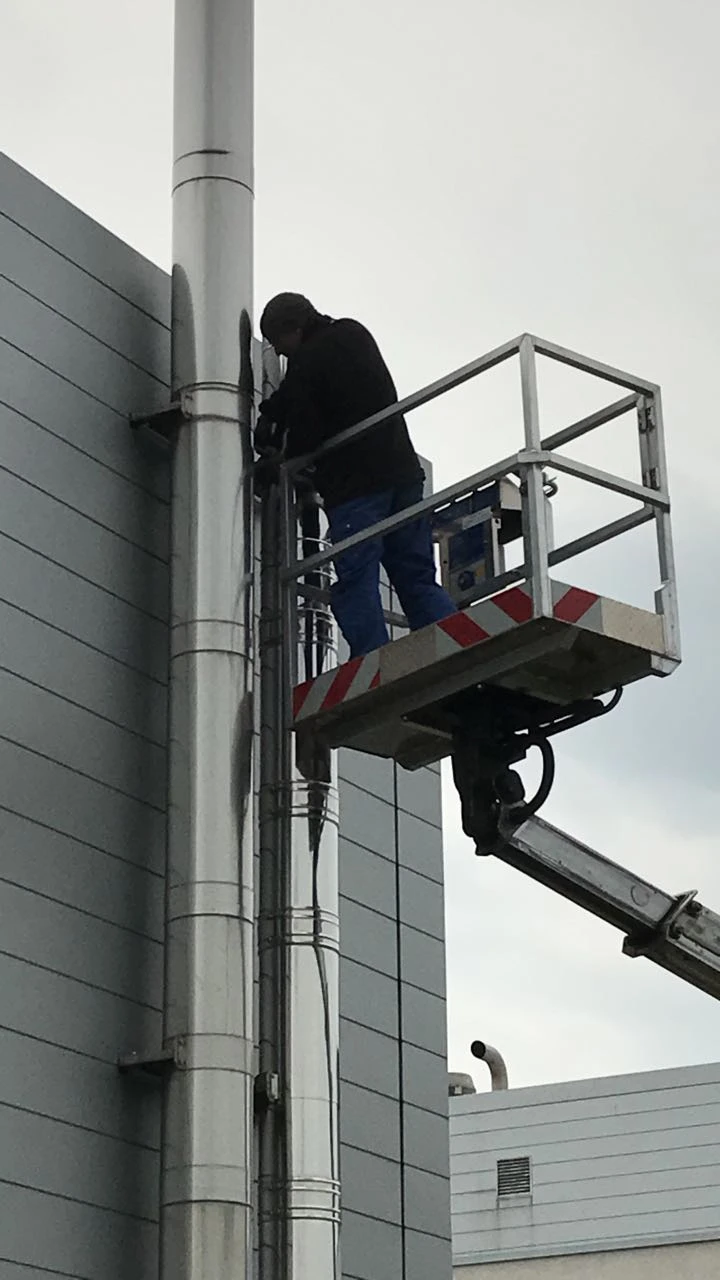 Arbeiten an Lüftung bei einem Industriekunden