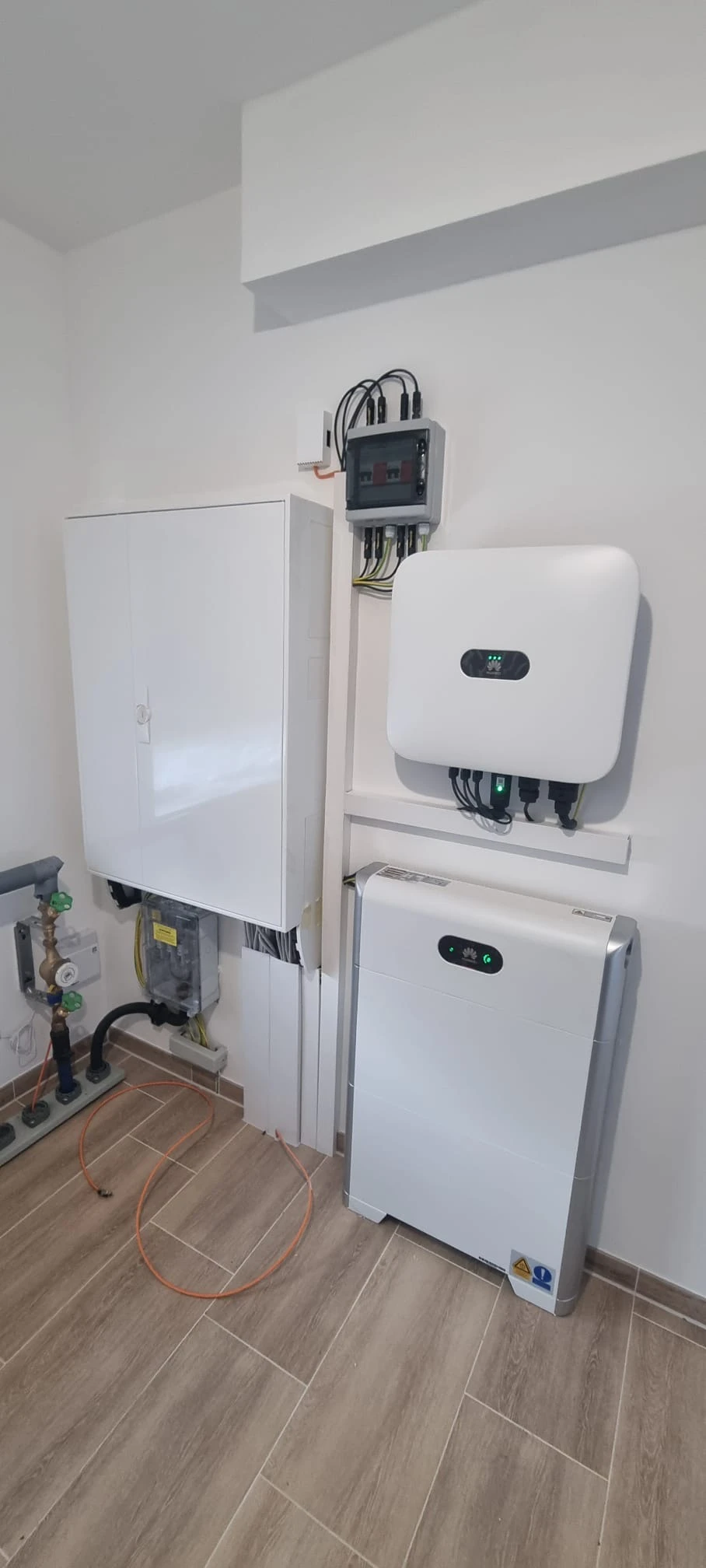 Installation eines PV-Wechselrichters mit Batteriespeicher