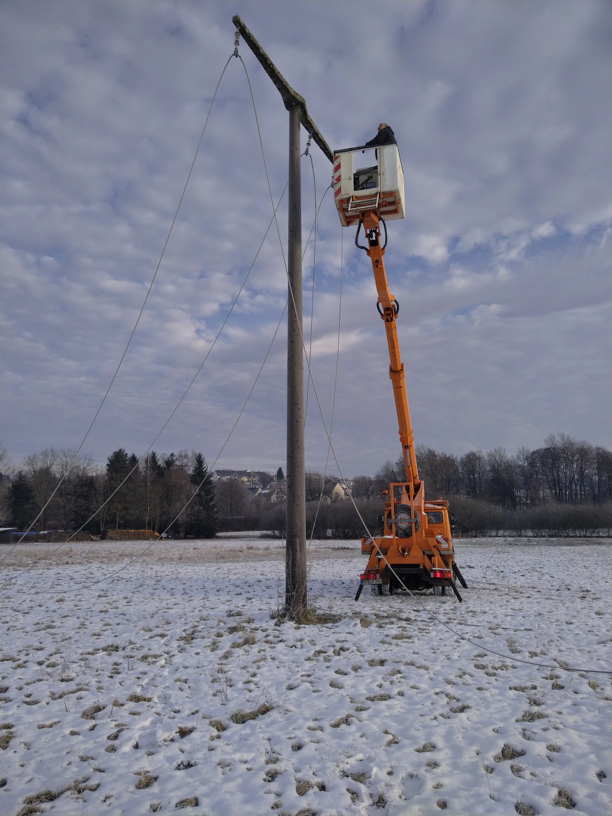 Montage mit Arbeitsbühne