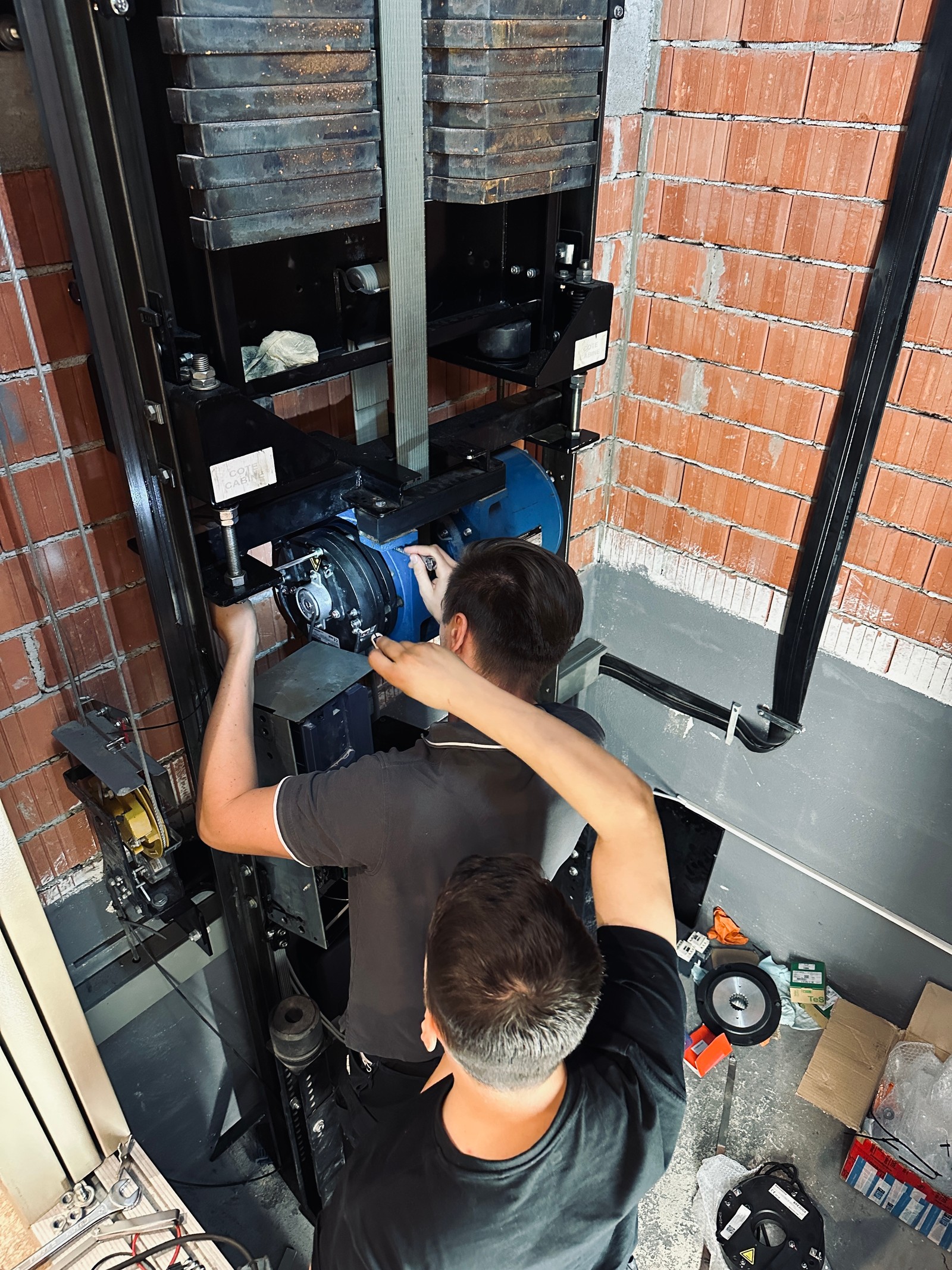unsere Techniker beim Arbeiten