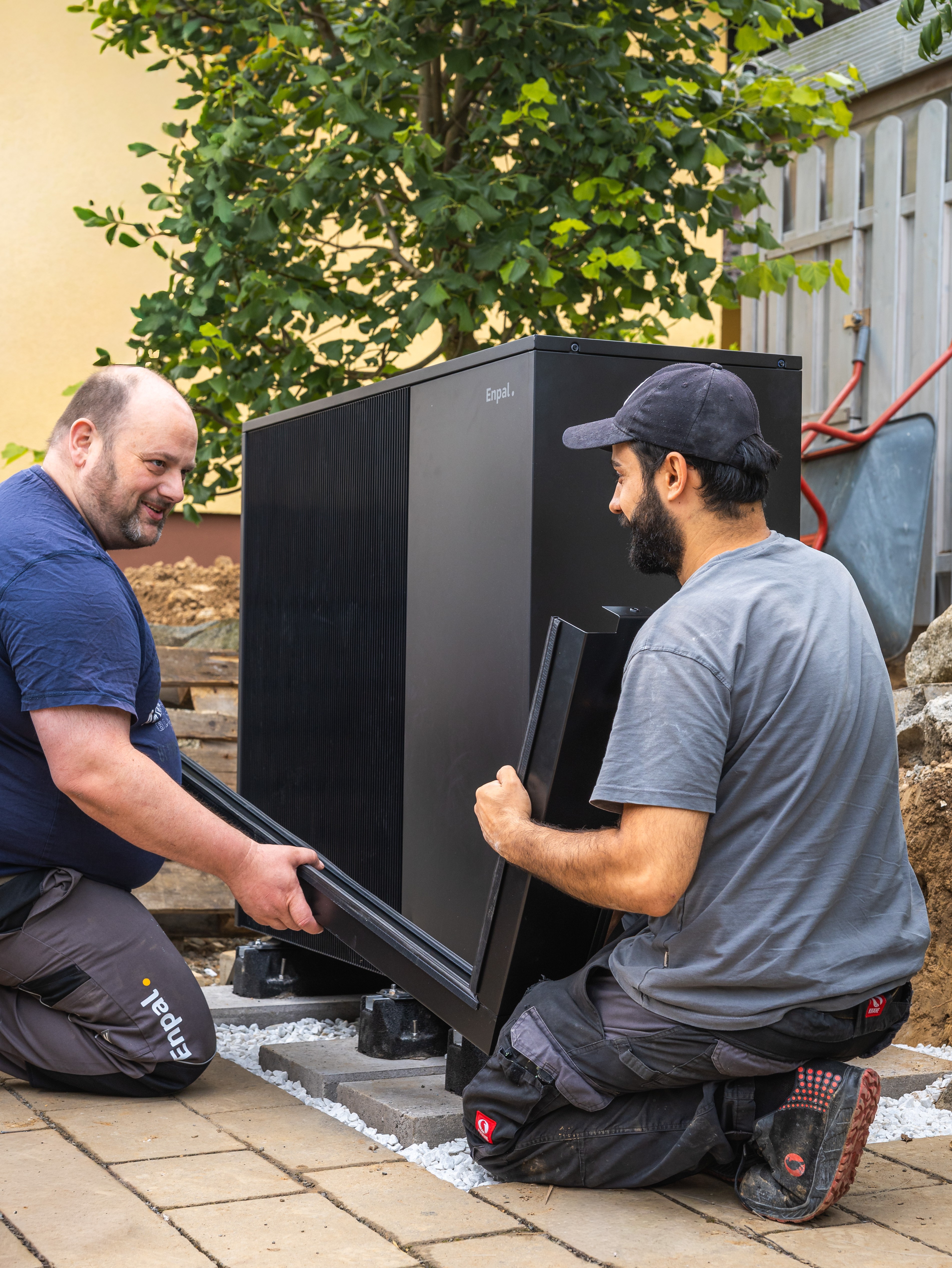 Installation einer Enpal Wärmepumpe (Außenanlage).