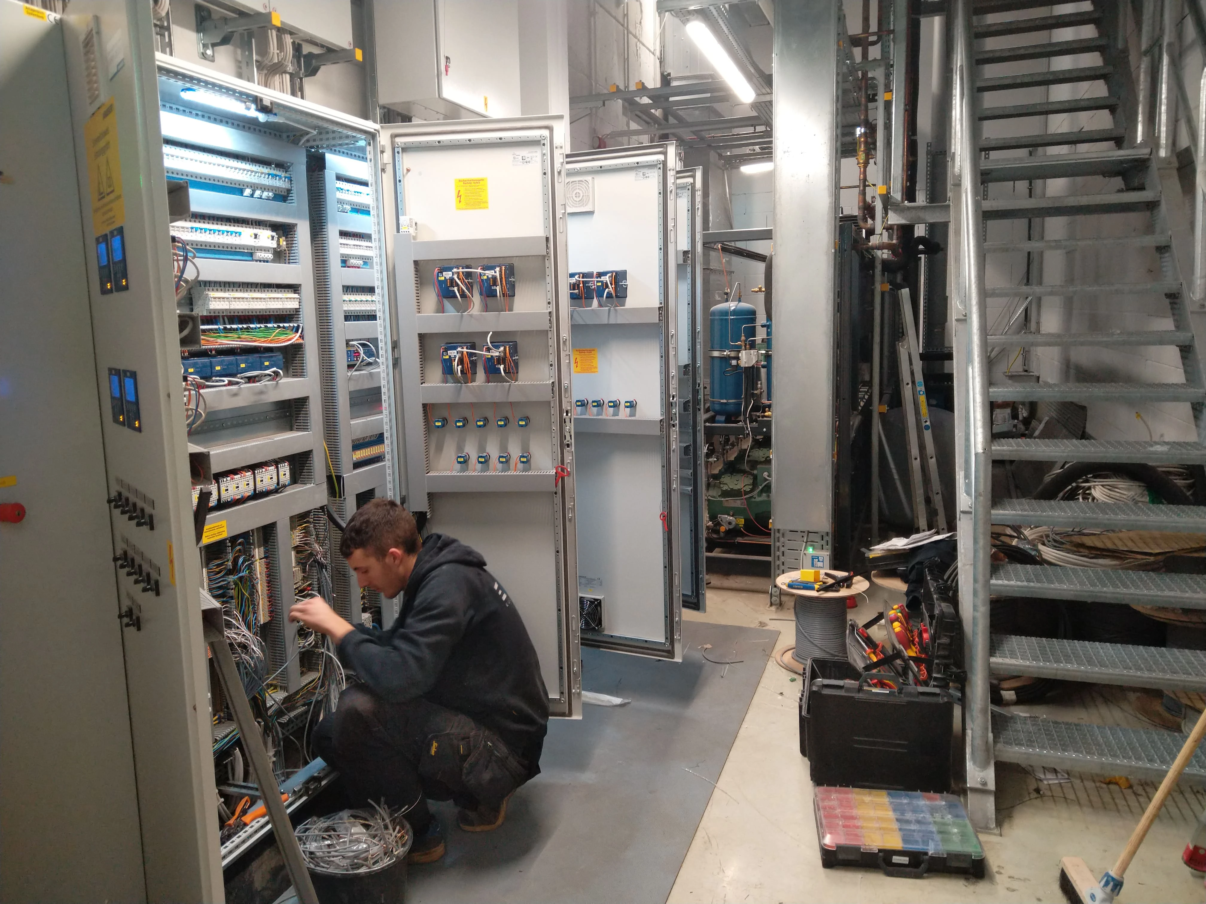 Umklemmarbeiten an einem Kühlstellenschaltschrank.
