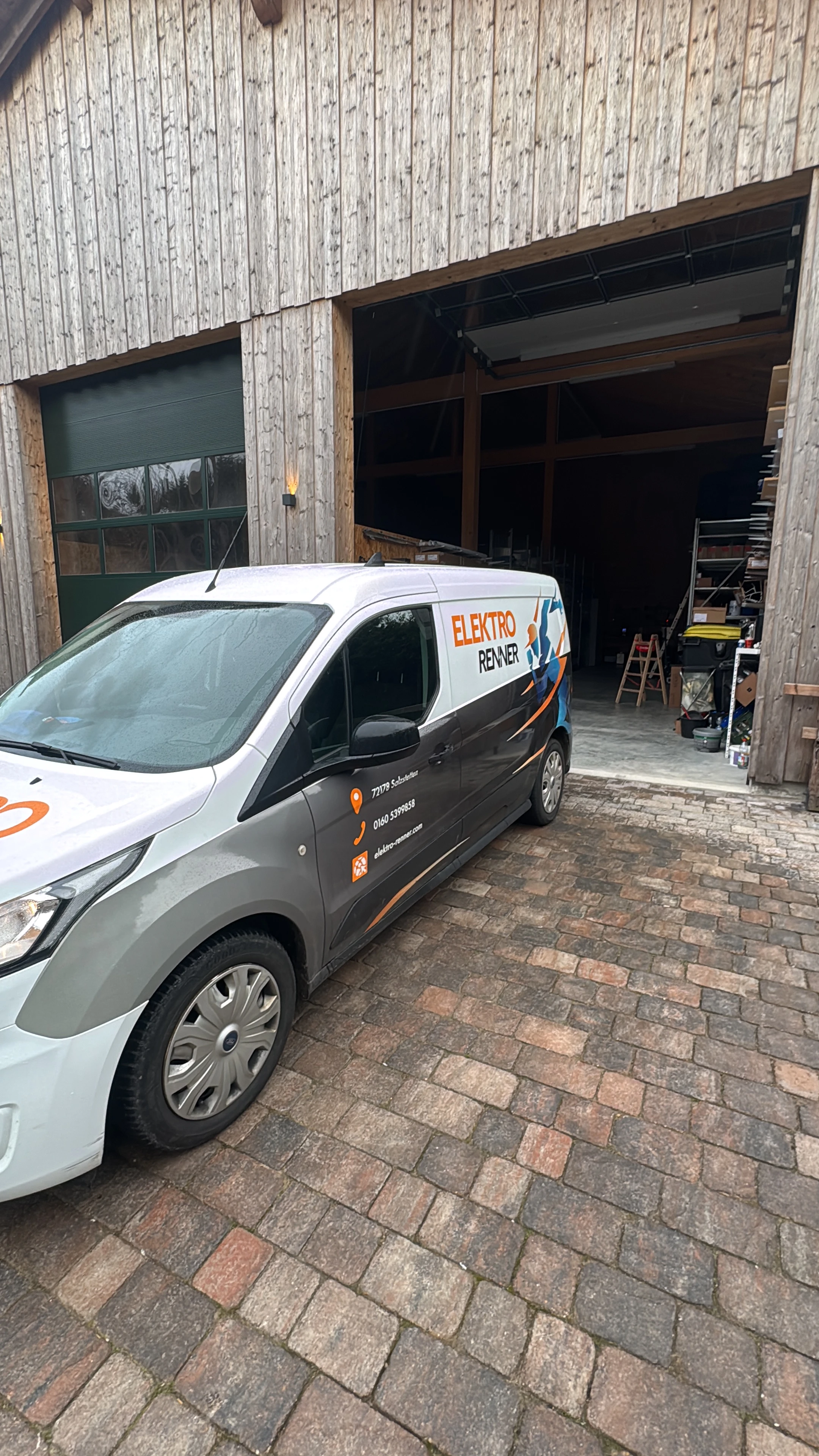 Kleiner Firmenwagen vor dem Lager