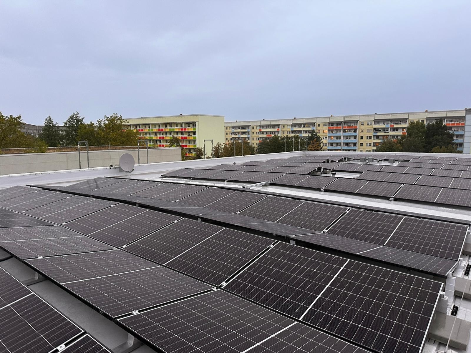 PV-Installation auf einem Discounter-Dach