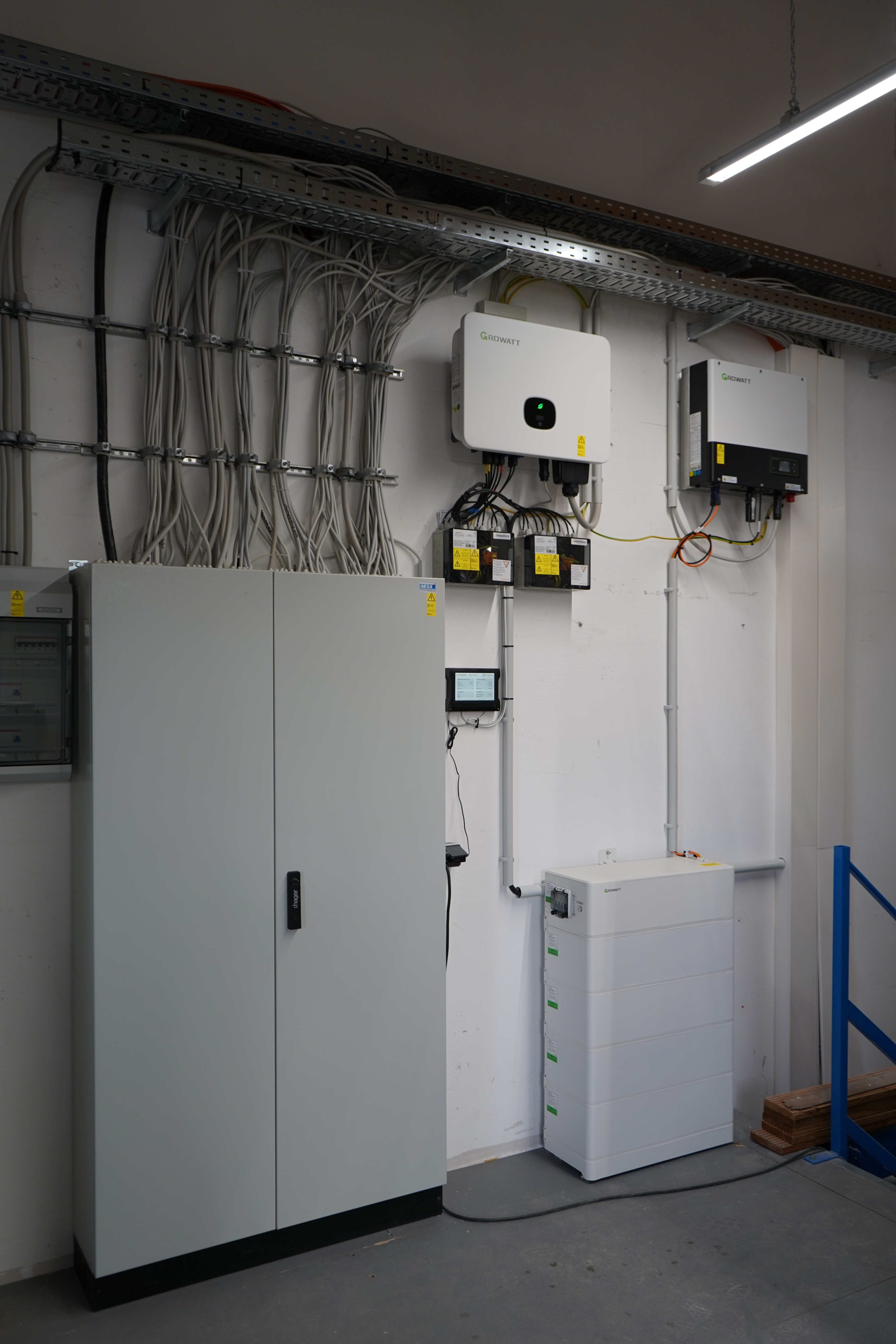 PV-Installation mit Speicher bei einer Tischlerei