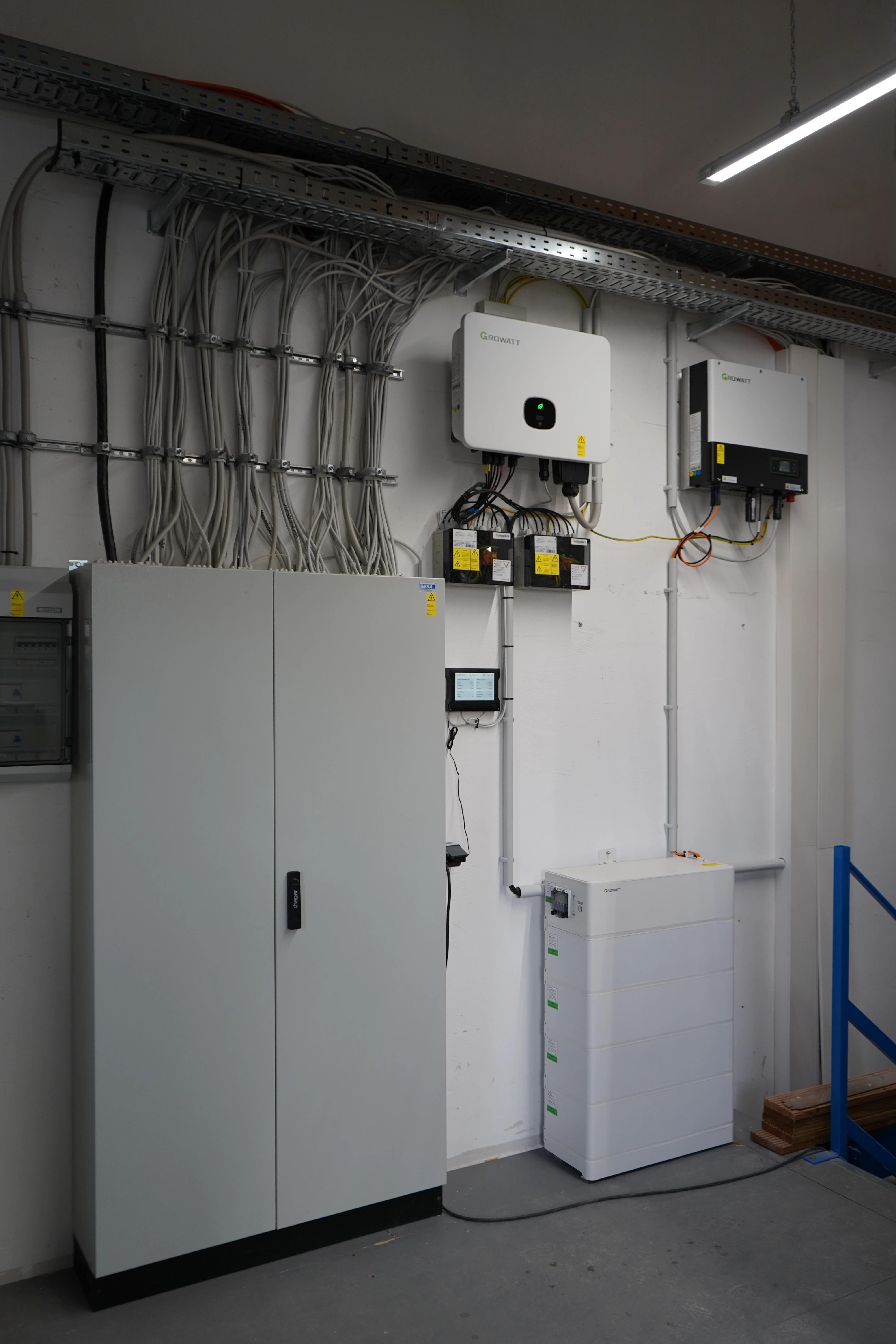 PV-Installation mit Speicher bei einer Tischlerei