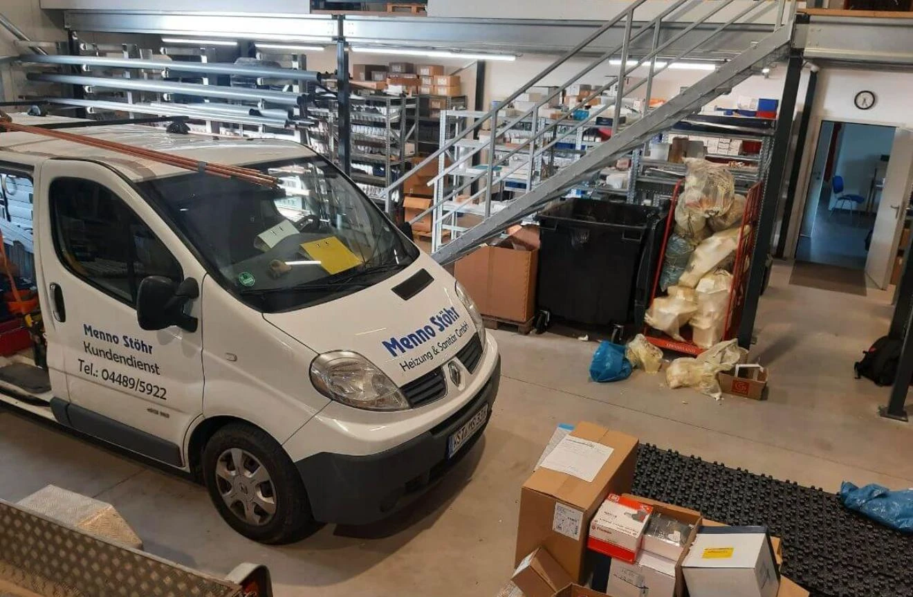 Halle mit Kundendienstfahrzeug