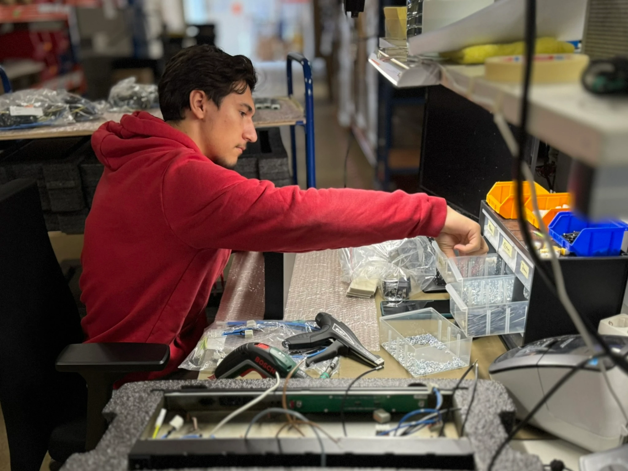 Robert beim Bau eines Prototypen