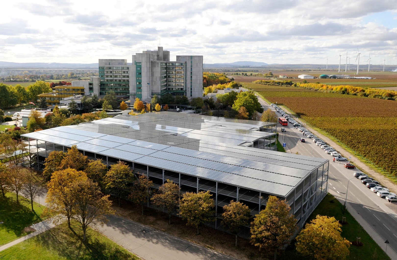 PV auf Klinikgebäude