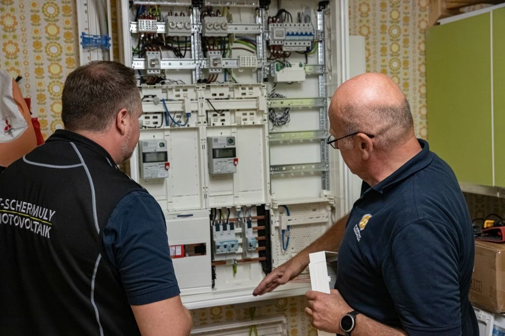 Elektroinstallation im Verteilerschrank